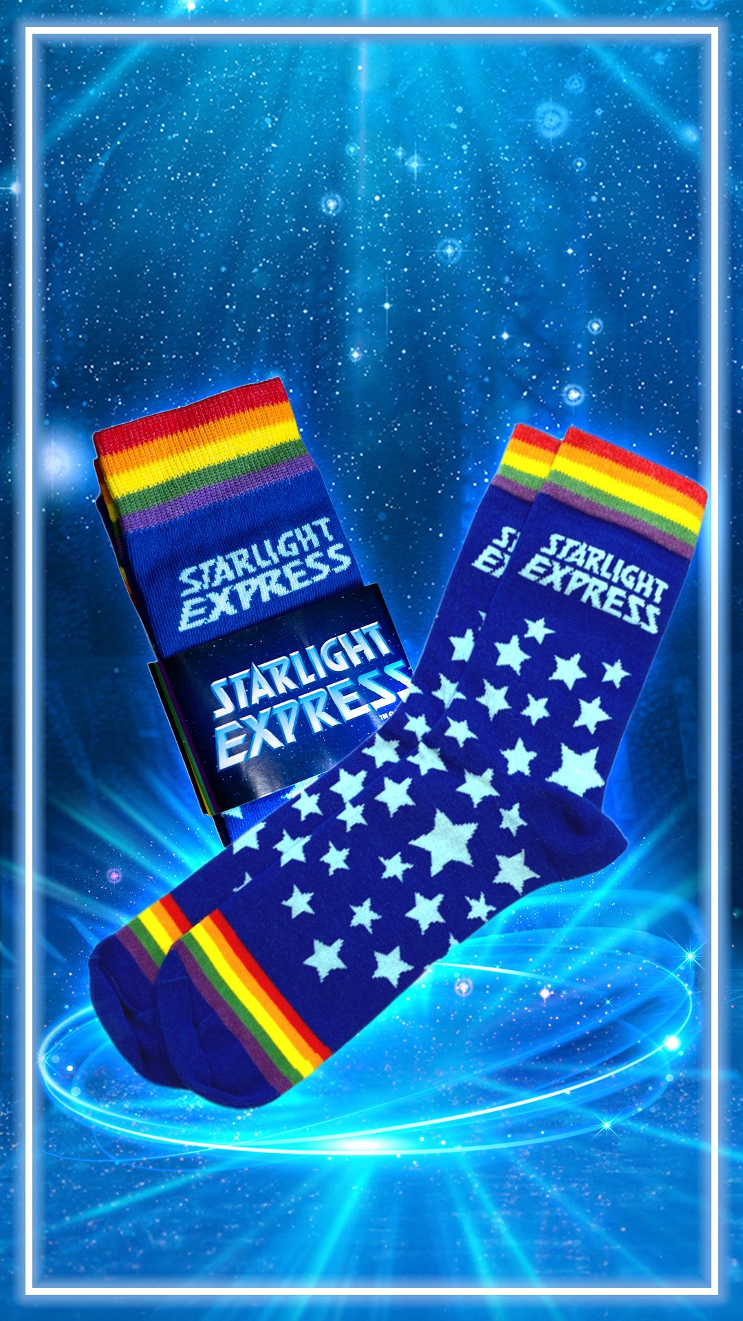 Starlight Express Socken in blau mit Regenbogenfarben am Bund und an den Zehen, Starlight Express Logo-Schriftzug und Sternen